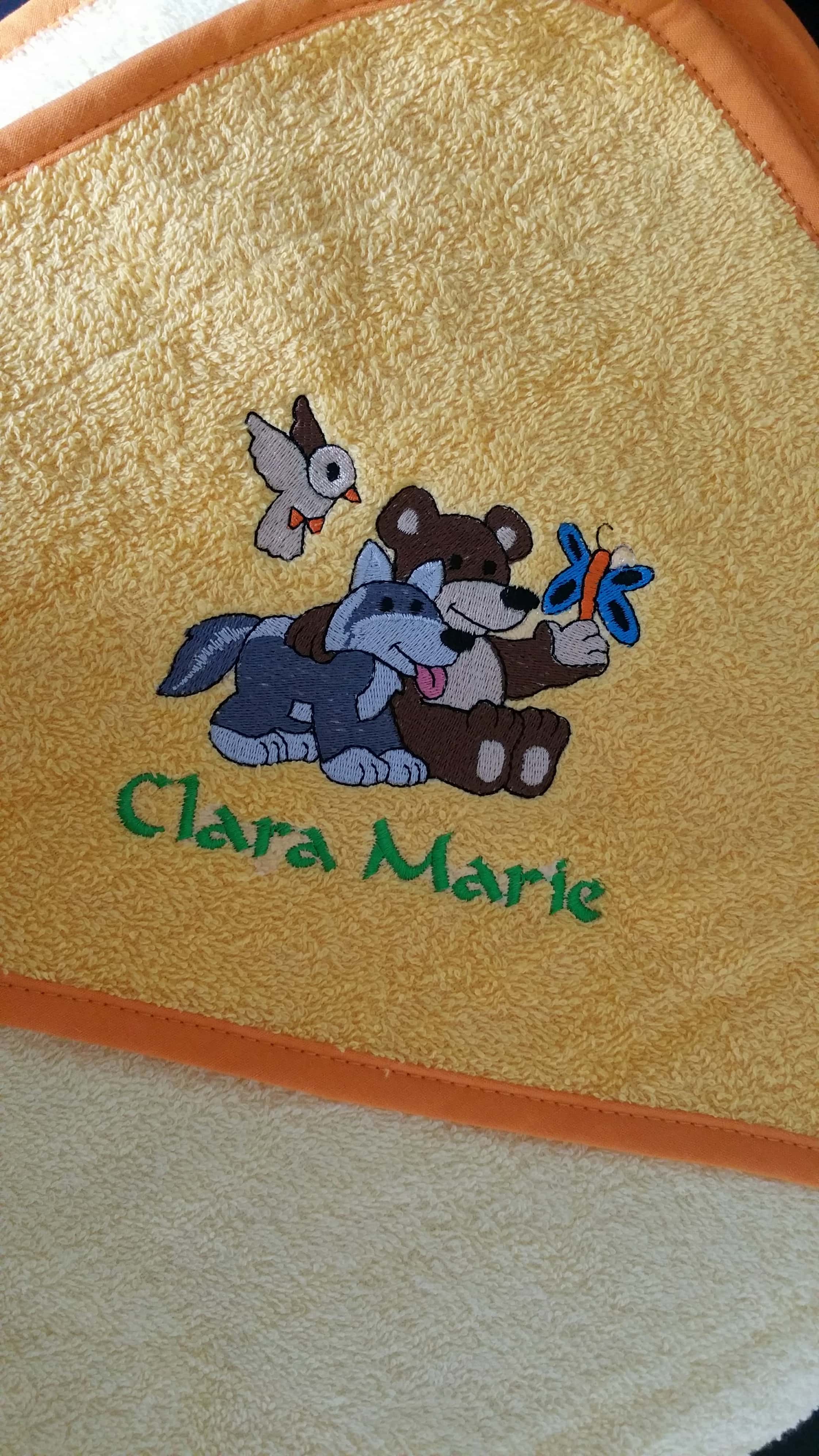 Kapuzenbadetuch mit Namen.jpg